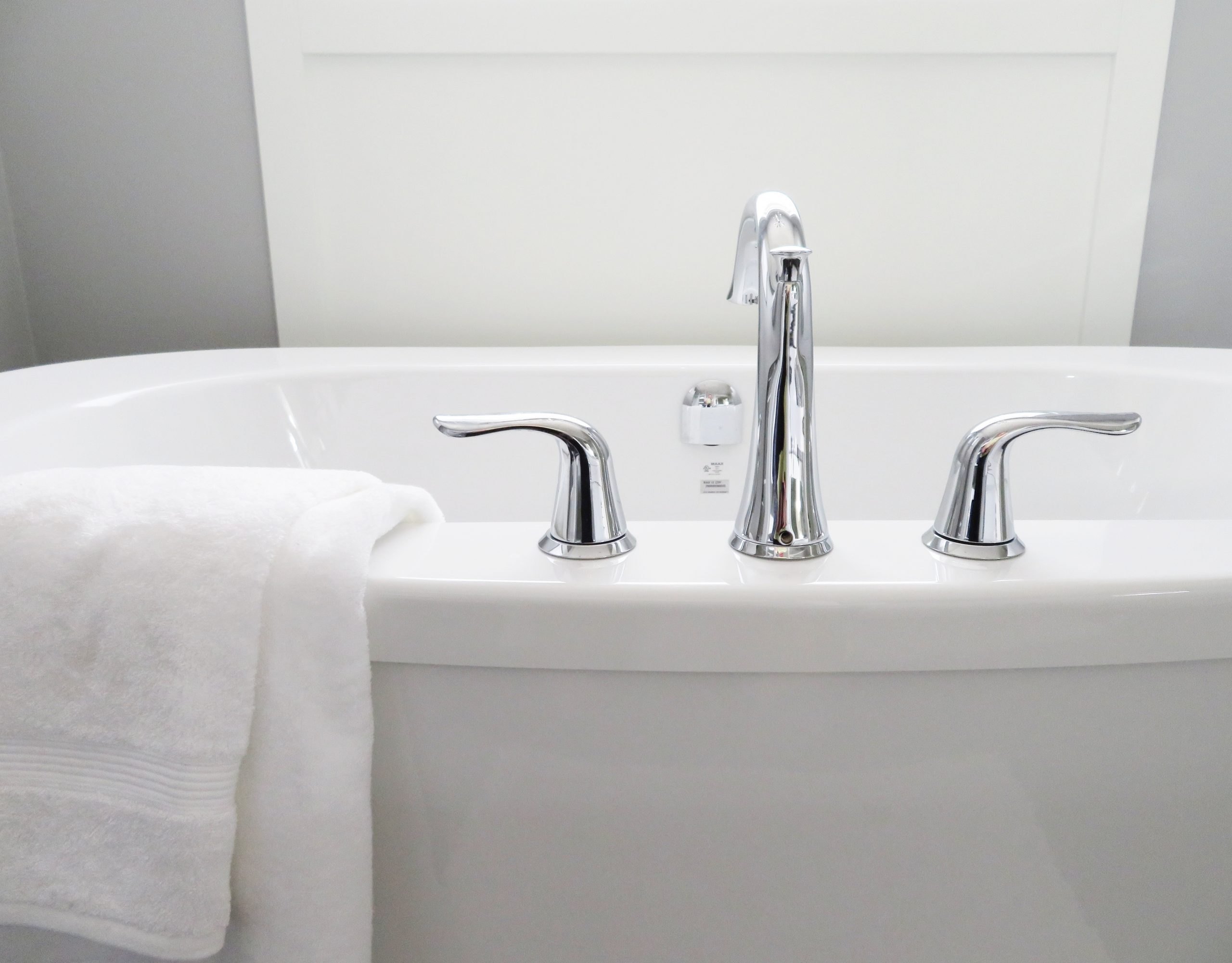 bathroom-bathtub-ceramic-chrome bathroom-bathtub-ceramic-chrome